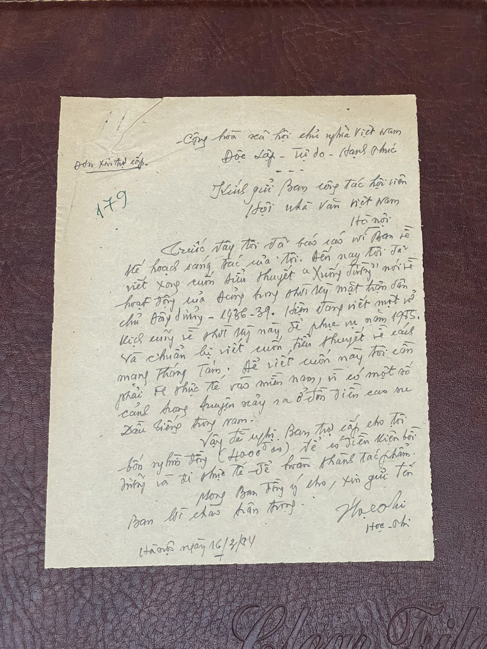 Kịch tác gia Học Phi gửi đơn đến Ban công tác hội viên Hội Nhà văn Việt Nam ngày 16-3-1984 đề nghị hỗ trợ 4.000 đồng tiền bồi dưỡng, chuẩn bị cho chuyến đi thực tế tại đồn điền cao su miền Nam. Ảnh: QUỐC HƯƠNG.