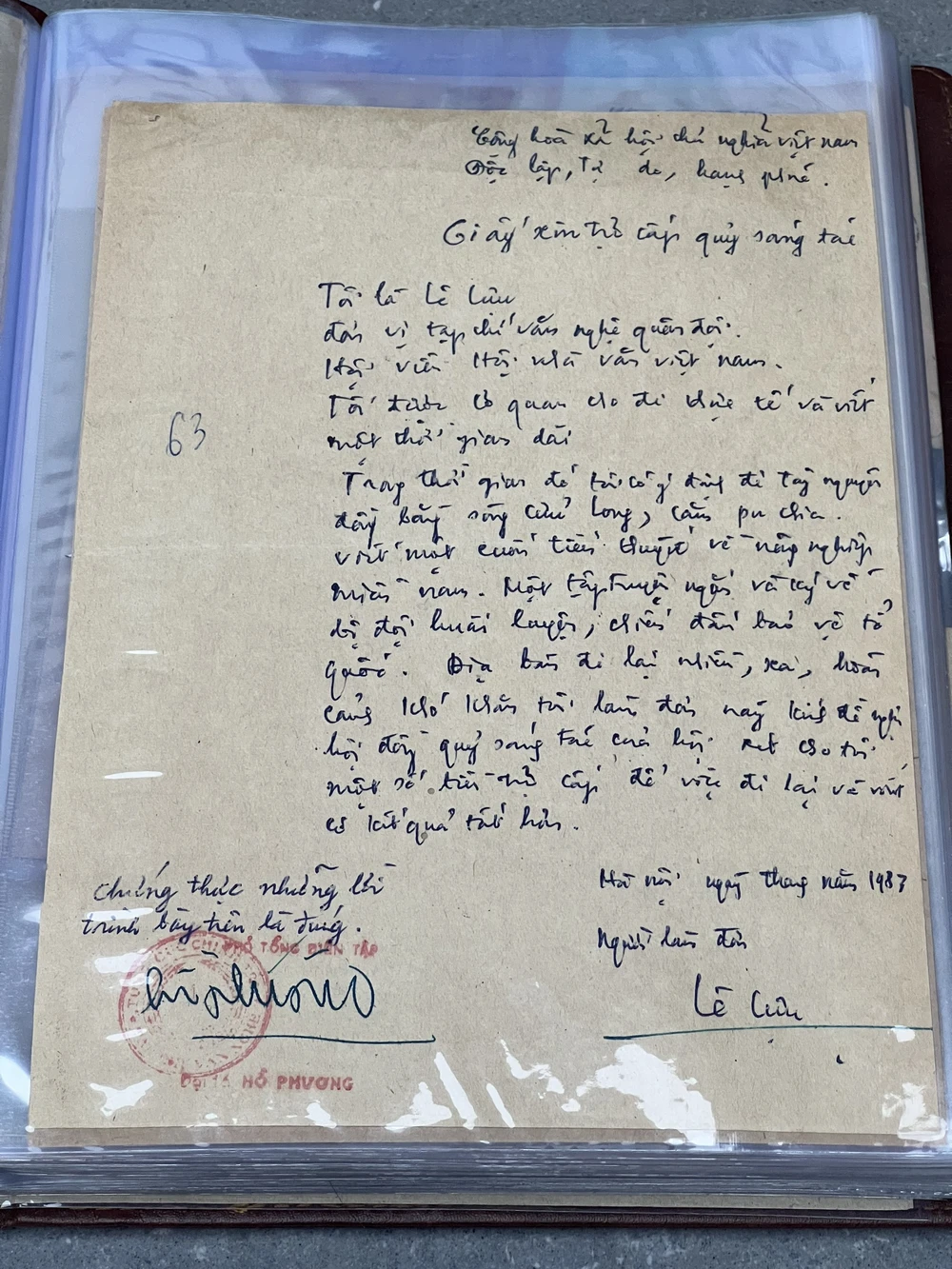 Đơn chép tay của nhà văn Lê Lựu, tác giả bộ tiểu thuyết nổi tiếng “Sóng ở đáy sông”, đề nghị Hội Nhà văn trợ cấp kinh phí đi lại giữa Tây Nguyên, đồng bằng sông Cửu Long, Campuchia để hoàn thiện tập truyện ngắn và ký có nội dung về bộ đội rèn luyện, chiến đấu bảo vệ tổ quốc vào năm 1983. Ảnh: QUỐC HƯƠNG.