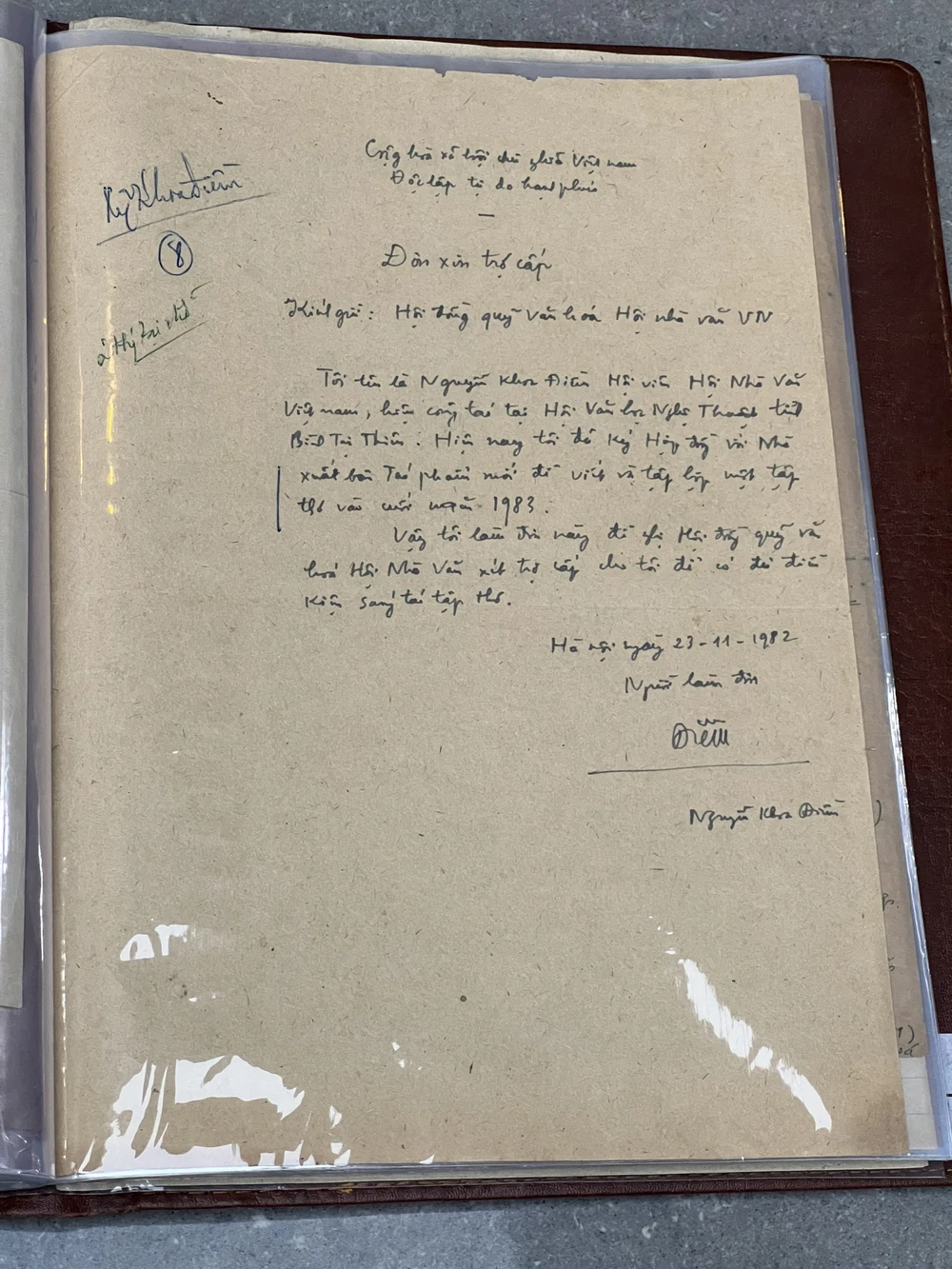 Nhà thơ Nguyễn Khoa Điềm viết vào ngày 23-11-1982: Đề nghị cấp quỹ để sáng tác tập thơ sau khi ông ký hợp đồng với Nhà xuất bản Tác Phẩm Mới. Ảnh: QUỐC HƯƠNG.