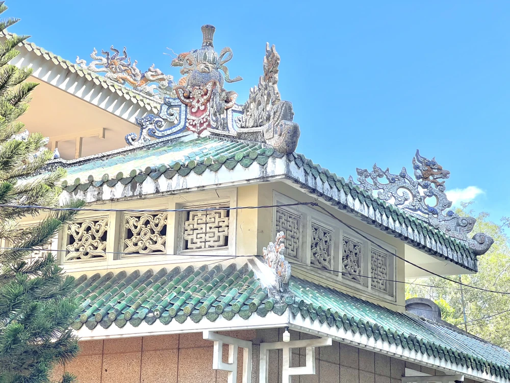 Biểu tượng quả hồ lô âm dương trang trí trên nóc mái tại Lăng Ông Bà Chiểu. Biểu tượng này có hàm ý tạo sự cân bằng giữa trời và đất, tích hợp của nhiều ý nghĩa tâm linh, nhân văn và triết lý vũ trụ – nhân sinh trong quan niệm Tam giáo đồng nguyên. Ảnh: QUỐC HƯƠNG.