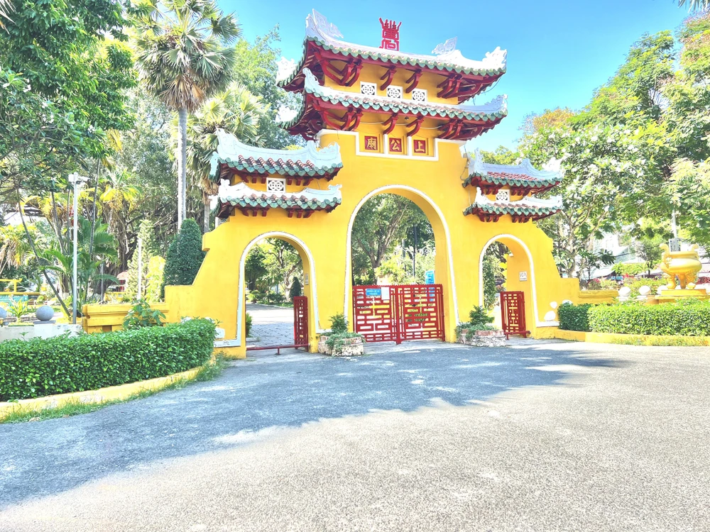 Theo Bách thư toàn khoa mở Wikipedia, Lăng Ông Bà Chiểu nằm trên một gò đất rộng khoảng 18.500 m2, tiếp giáp giữa bốn con đường: Lê Văn Duyệt, Phan Đăng Lưu, Trịnh Hoài Đức và Vũ Tùng. Mặt tiền lăng hướng đường Vũ Tùng có cổng tam quan đề chữ “Thượng Công Miếu” được xây mới từ năm 1949. Ảnh: QUỐC HƯƠNG.