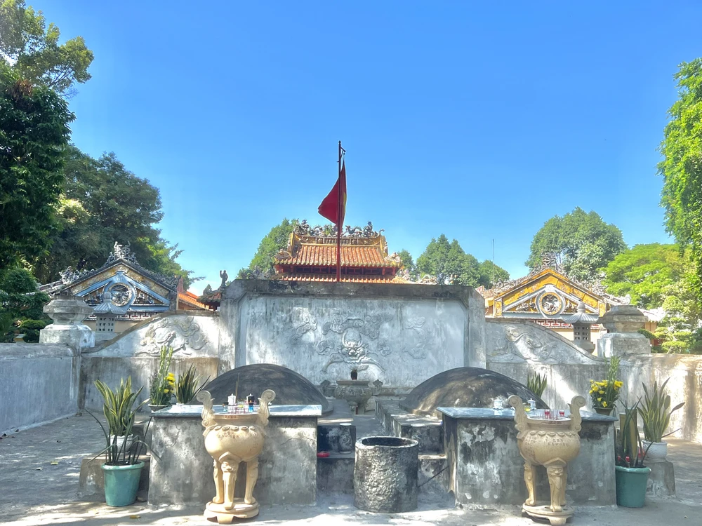 Tả Quân Lê Văn Duyệt sinh năm 1764 tại làng Nhị Bình thuộc tỉnh Mỹ Tho, mất năm 1832. Trong quyển “Lăng Ông sự tích: Hay là tiểu sử quan Tả quân Lê Văn Duyệt” của Phạm Quang Tự có thuật lại chuyện vua Minh Mạng đã phạt tội Lê Văn Duyệt đã chấp dưỡng con nuôi là Lê Văn Khôi và xuống chỉ phá mộ ông, đánh 100 trượng, sau đó lấy xích sắt để lên trên. Năm 1841, vua Thiệu Trị cho xây cất lại khu mộ cho ông và vợ là bà Đỗ Thị Phận. Ảnh: QUỐC HƯƠNG