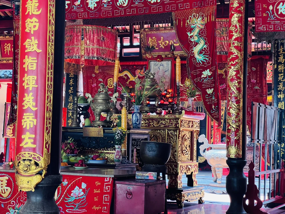 Hằng năm cứ vào tối ngày 30 Tết đến rằm tháng giêng, người dân khắp nơi đổ xô về Lăng Ông Bà Chiểu để vãn cảnh, thắp hương, cầu tài lộc và tưởng mộ vị khai quốc công thần thời nhà Nguyễn. Ảnh: QUỐC HƯƠNG.