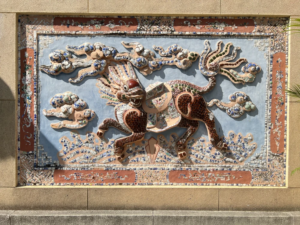 Đồ án “Long Mã phụ đồ” được khảm sứ ở đầu hồi Đông lang. Trong bài báo khoa học “Nghệ thuật khảm sành sứ cung đình Huế”, PGS.TS Phan Thanh Bình, Nguyên Hiệu trưởng trường Đại Học Nghệ Thuật, Đại Học Huế cho biết nghệ thuật khảm sành sứ trở thành một trong những chất liệu quan trọng trong biểu cảm giá trị và nội dung của các công trình kiến trúc, phản ảnh xu hướng thẩm mỹ cung đình, những sắc thái văn hóa, tâm linh của cả một thời đại phong kiến. Ảnh: QUỐC HƯƠNG.