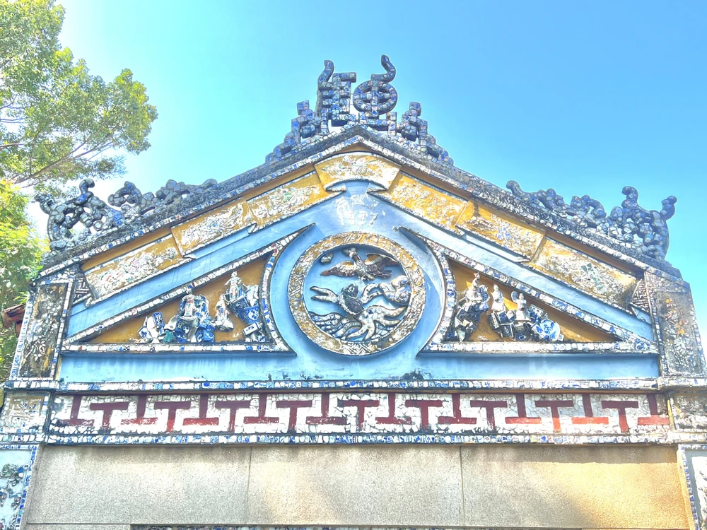 Đồ án Long hồi trên bờ đao tiền điện là mô típ trang trí dễ dàng bắt gặp ở các không gian kiến trúc cung đình Huế. Trong văn hóa Việt Nam, rồng được xem là linh vật mang lại sức mạnh, thể hiện uy quyền của người cai trị. Ảnh: QUỐC HƯƠNG.
