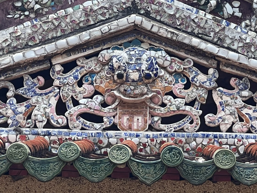 Khảm sành sứ theo trang trí kiến trúc cung đình Huế còn là điểm nhấn tại Lăng Ông Bà Chiểu. Ảnh: QUỐC HƯƠNG.