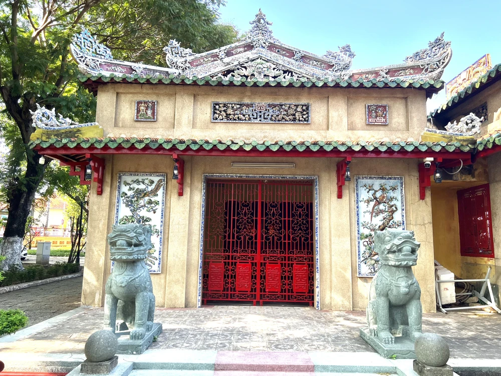 Cặp nghê đá được đặt trước khu điện thờ phụ nằm tại cánh tả miếu thờ chính. Nghê là sự kết hợp giữa thân chó và đầu lân, từ lâu linh vật này được biểu hiện cho sức mạnh sức mạnh tâm linh trong tâm thức văn hóa Việt Nam và còn là biểu tượng của giai tầng cai trị. Ảnh: QUỐC HƯƠNG.