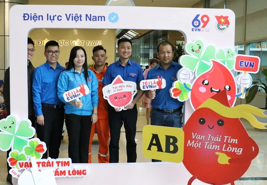 EVNNPC hưởng ứng chương trình hiến máu “Tuần lễ hồng EVN lần thứ IX”(1).jpg