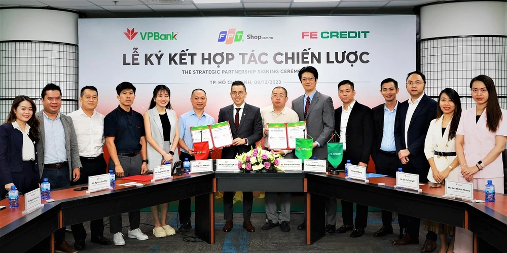 VPBank và FE CREDIT bắt tay với FPT Shop hỗ trợ khách hàng mua sắm thiết bị điện tử.jpeg