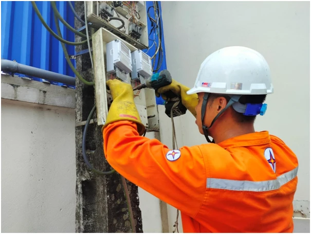 Các đơn vị thuộc EVNNPC lắp đặt công tơ điện tử.png