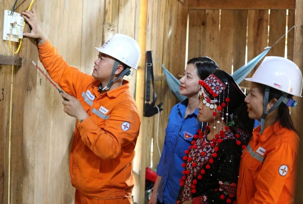 Nhân viên điện lực sửa chữa điện miễn phí cho khách hàng.jpg