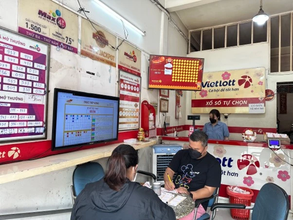 Gần 6000 điểm bán Vietlott trên toàn quốc trang bị các màn hình hiển thị kết quả Keno để giúp người chơi thuận tiện lựa chọn các con số dự thưởng.jpg