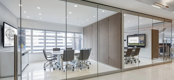 Vách kính văn phòng tạo không gian hiện đại, sang trọng.png
