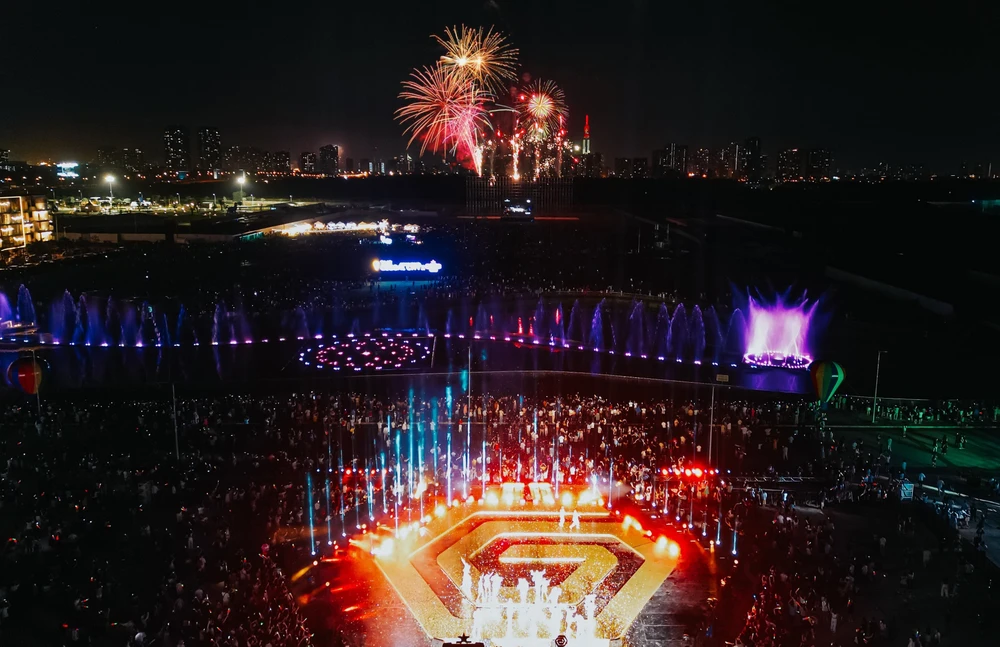 Giây phút khép lại năm cũ với màn trình diễn pháo hoa và nhạc nước tưng bừng.jpg