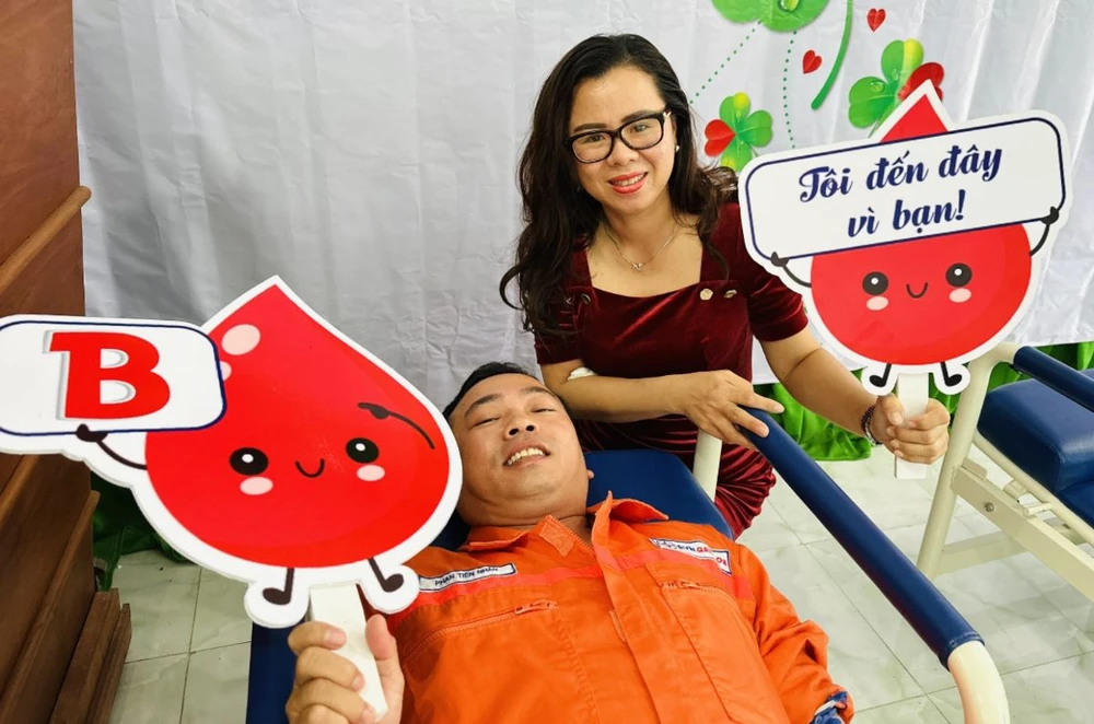 Chương trình Tuần lễ hồng EVN lần thứ IX tại Công ty Nhiệt điện Mông Dương, CBCNV Công ty Nhiệt điện Vĩnh Tân tham gia hiến máu tại huyện Tuy Phong.png