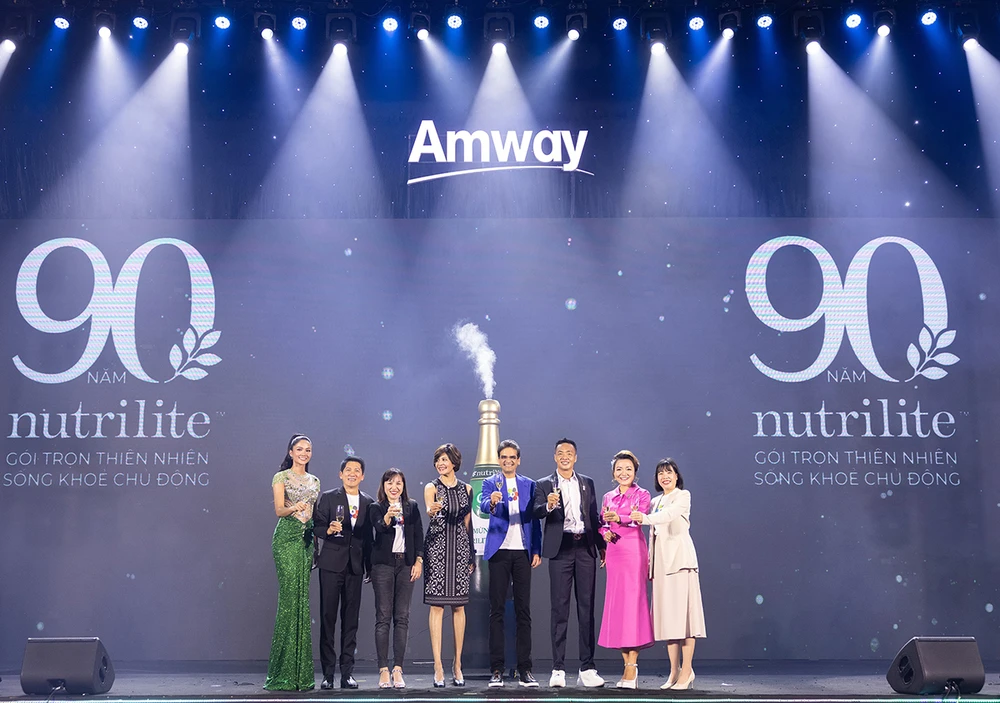 Ban Giám đốc và Nhà phân phối lãnh đạo Amway Việt Nam chúc mừng Nutrilite 90 năm hành trình phát triển và phụng sự sức khỏe người tiêu dùng.jpg
