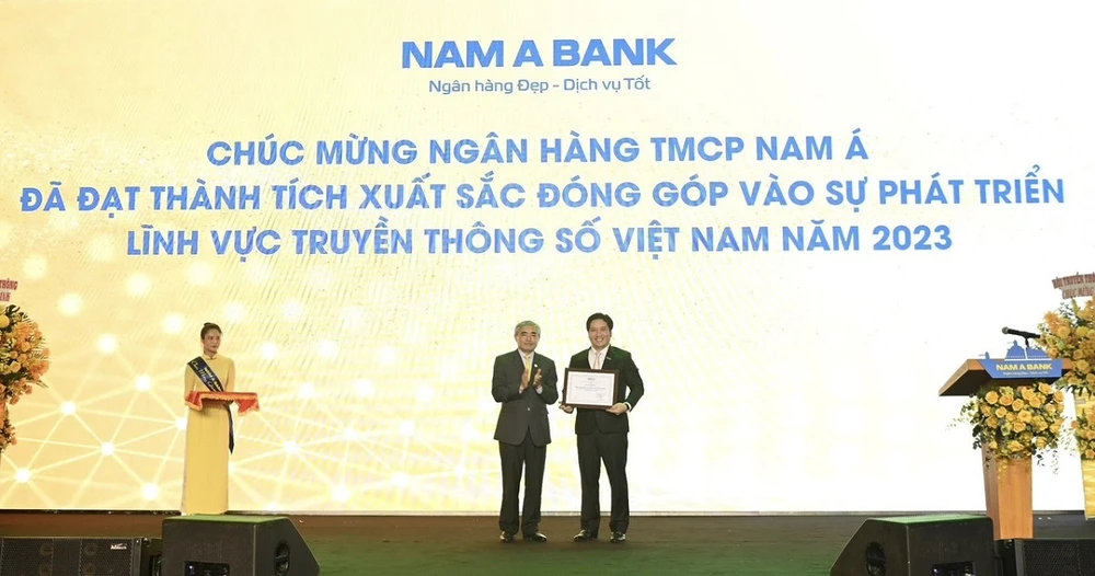 Ông Nguyễn Huy Dũng – Thứ trưởng Bộ TT &TT trao bằng khen đến Đại diện Nam A Bank.jpg