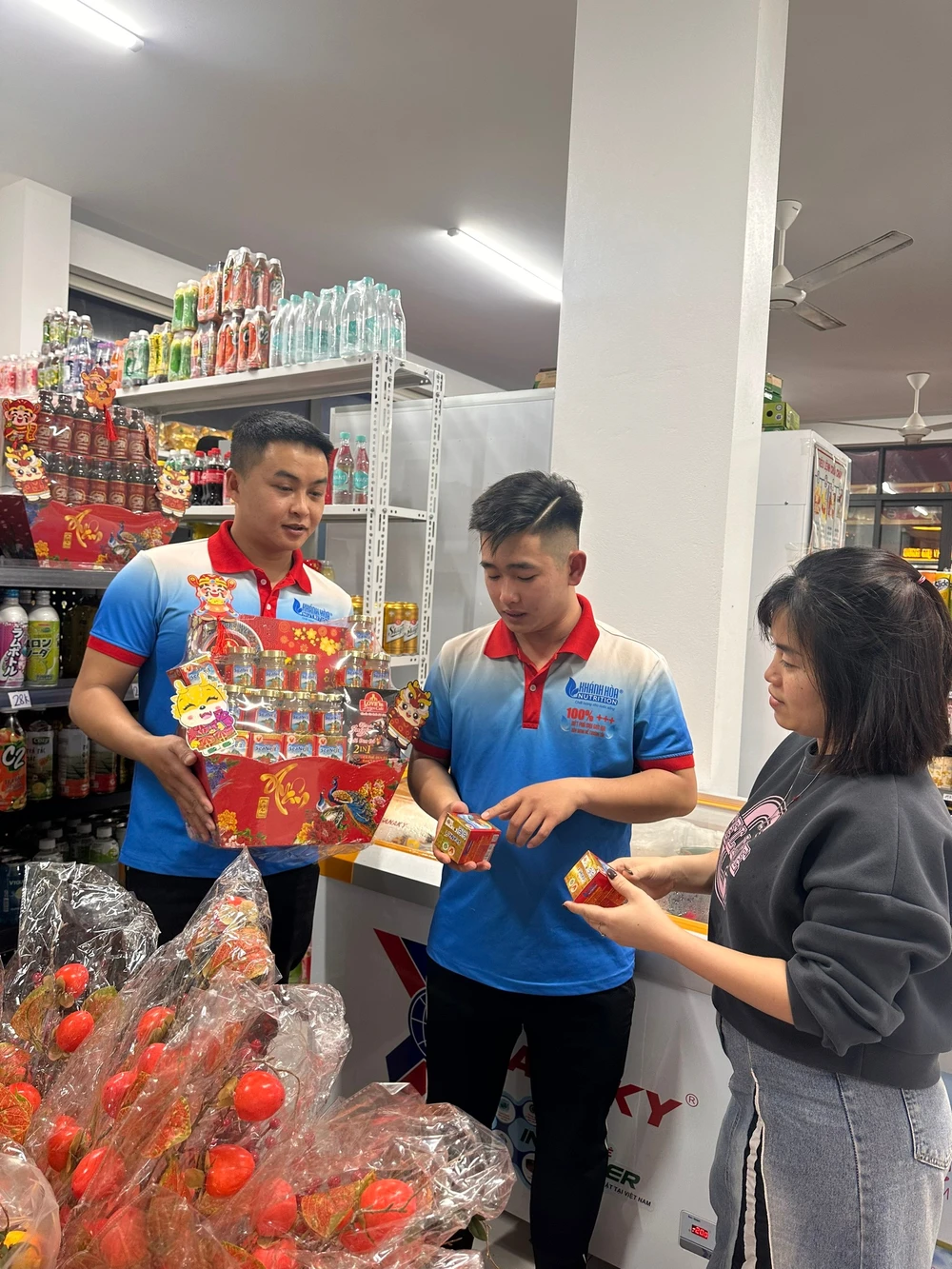 Giỏ quà có những sản phẩm Yến Sào của Khánh Hòa Nutrition đang có mặt tại các cửa hàng trên toàn quốc.png