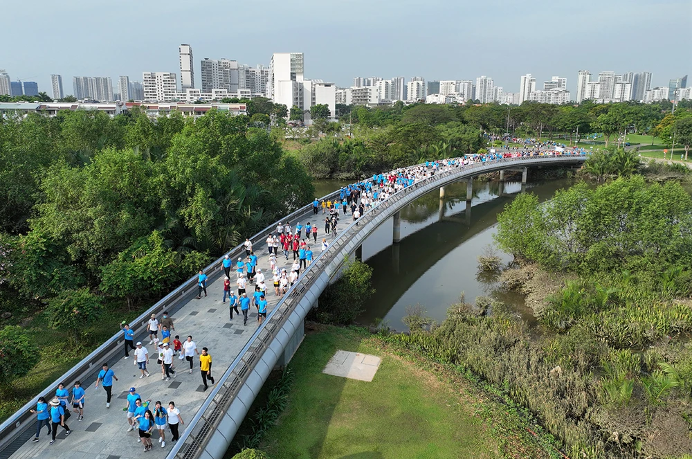 Đoàn người đi qua cầu Ánh Sao, hồ Bán Nguyệt, Phú Mỹ Hưng.jpeg