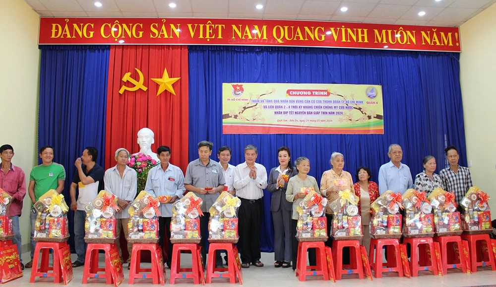 Bà con chụp hình lưu niệm với lãnh đạo và nhà tài trợ.jpg