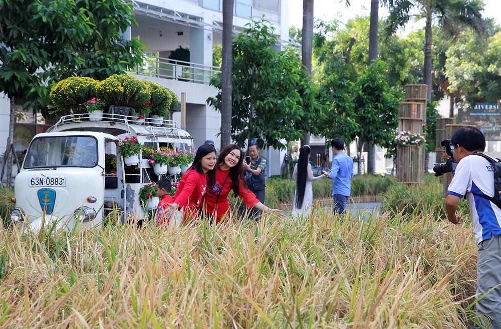 Khách tham quan chụp hình dịp Tết tại Hội hoa xuân Phú Mỹ Hưng.JPG