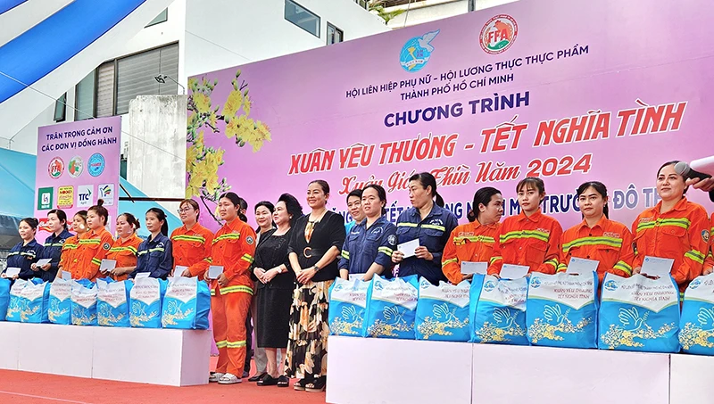 Ban tổ chức và các nhà tài trợ trao quà cho các chị em lao động.jpg