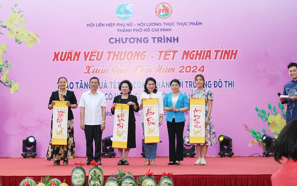 BTC tặng quà tri ân các mạnh thường quân, nhà tài trợ.JPG