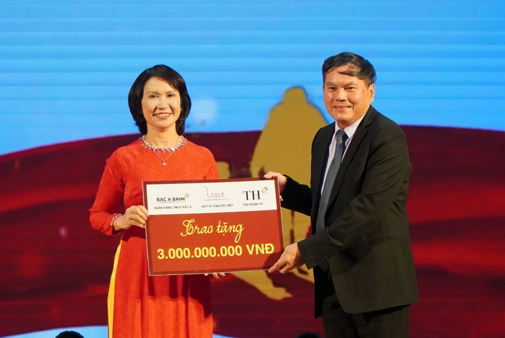 Ông Nguyễn Công Vĩnh, đại diện ba đơn vị trao tặng món quà ý nghĩa này tới UBND tỉnh Đắk Nông.jpg