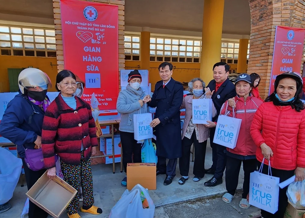 Lãnh đạo Trung ương Hội Chữ thập đỏ Việt Nam và tỉnh Lâm Đồng trao tặng quà Tết cho người có hoàn cảnh khó khăn tại Hội chợ Tết Nhân ái Xuân Giáp Thìn 2024 tỉnh Lâm Đồng.jpg