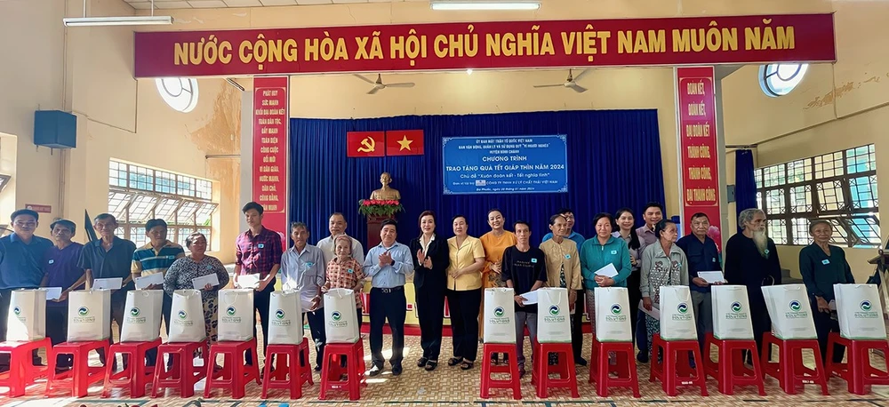 Trao quà Tết cho người dân ở 3 xã Phong Phú, Qui Đức, Đa Phước.jpg