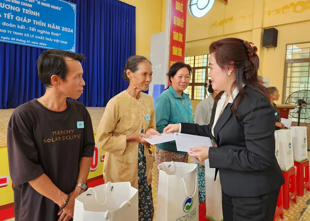 Bà Huỳnh Lan Phương trao quà Tết cho bà con ngày 30-1.jpg