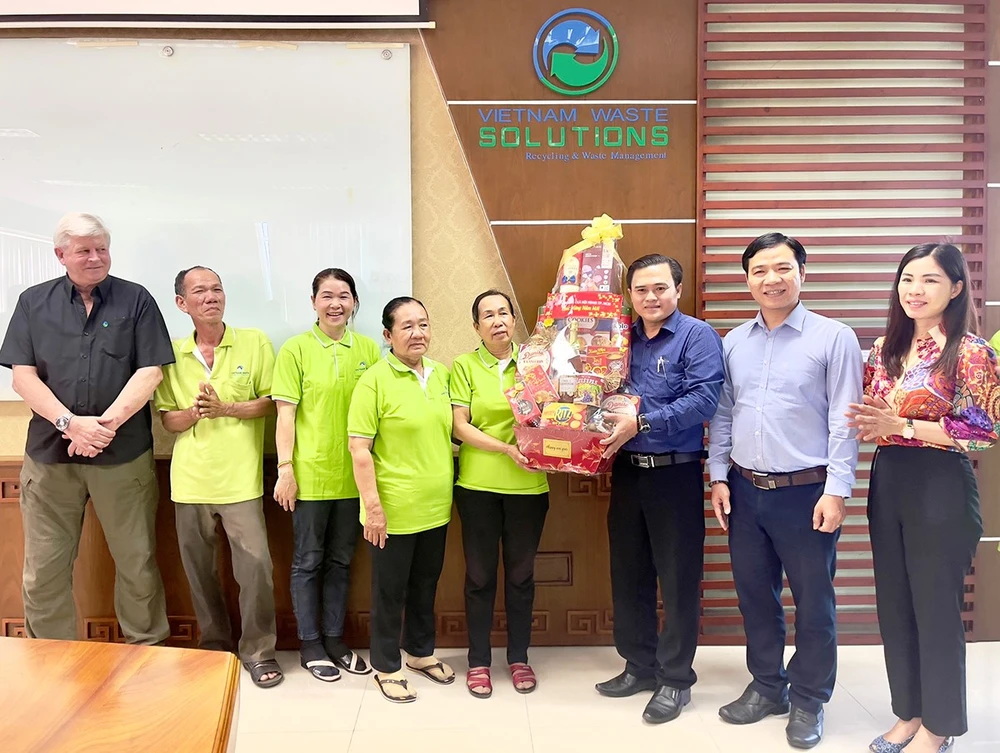 Ông Cao Thanh Bình, Trưởng Ban Văn hóa Xã hội HĐND TP.HCM tặng quà tết cho chuyên gia và người lao động Công ty VWS.jpg