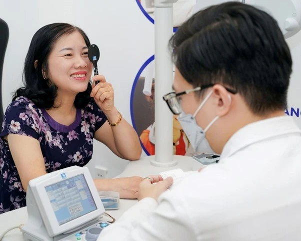 Thời gian mỗi buổi đo chuẩn có thể kéo dài đến 30 phút, khách hàng nên đặt lịch đo mắt và sắp xếp thời gian để tránh chờ lâu.jpg