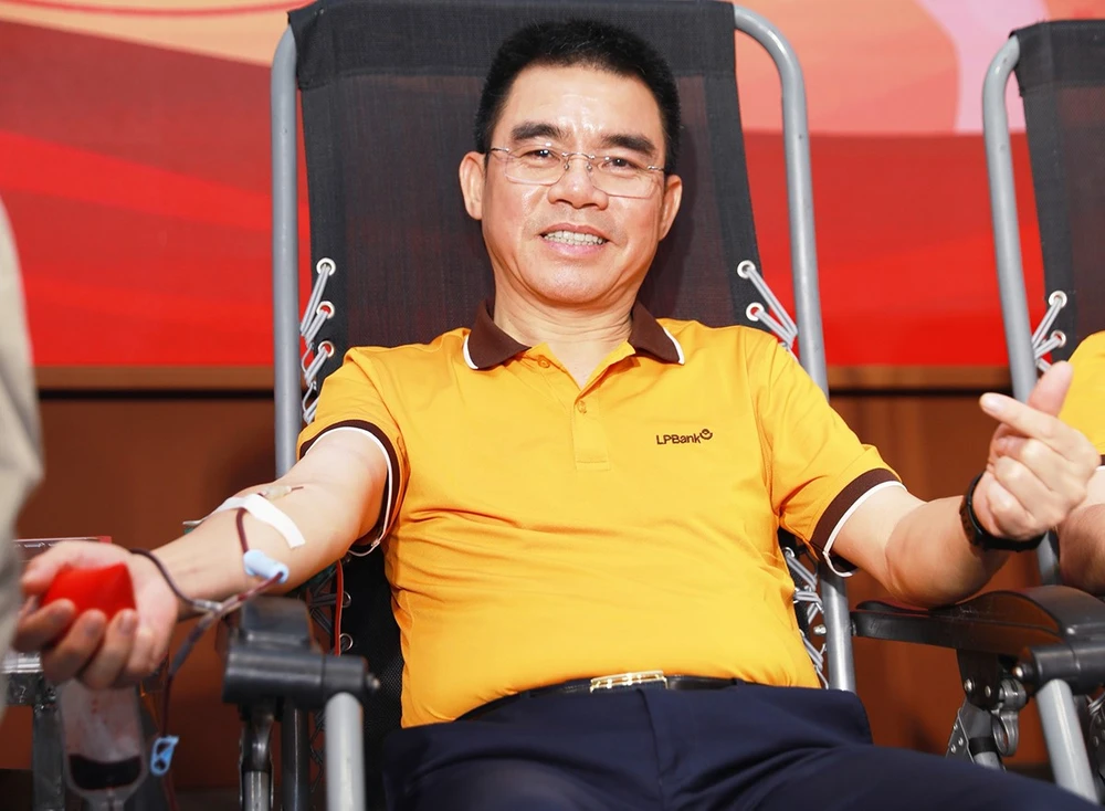 Ông Hồ Nam Tiến, Phó Chủ tịch HĐQT kiêm Tổng Giám đốc LPBank tham gia hiến máu.jpg