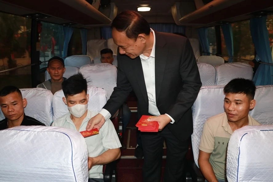 “Lì xì” cho CNLĐ của TKV và người thân trước giờ xe lăn bánh.jpg