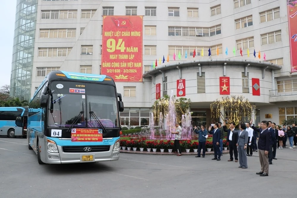 Ban lãnh đạo công ty tiễn CNLĐ về quê đón Tết.jpg