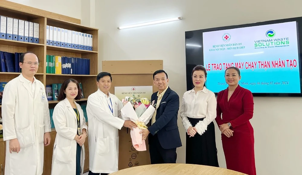 Lãnh đạo BV Nhân dân 115 tặng hoa cám ơn cho ông David Dương.jpg