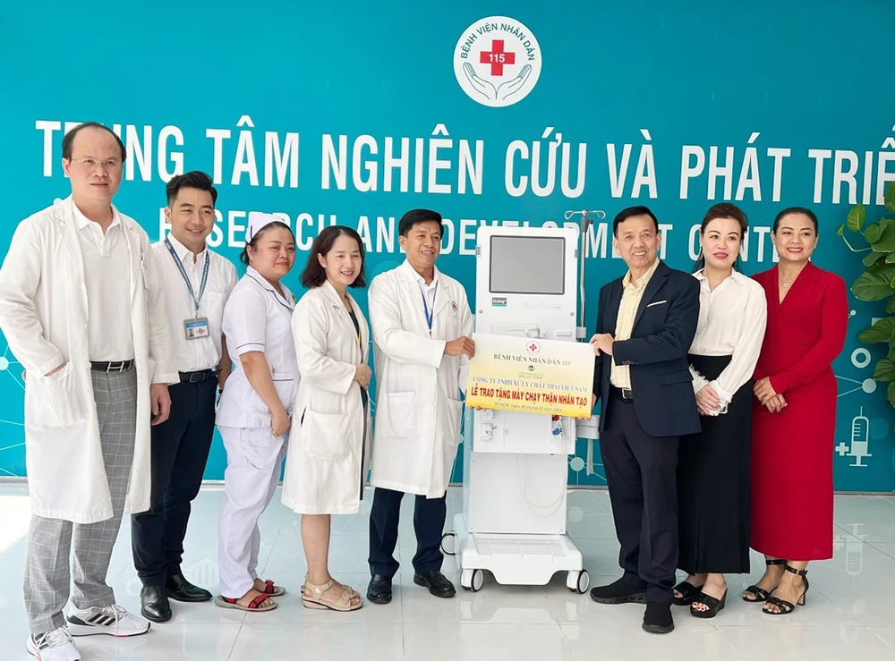Ông David Dương và lãnh đạo Công ty VWS trao tặng máy lọc thận cho BV Nhân dân 115.jpg