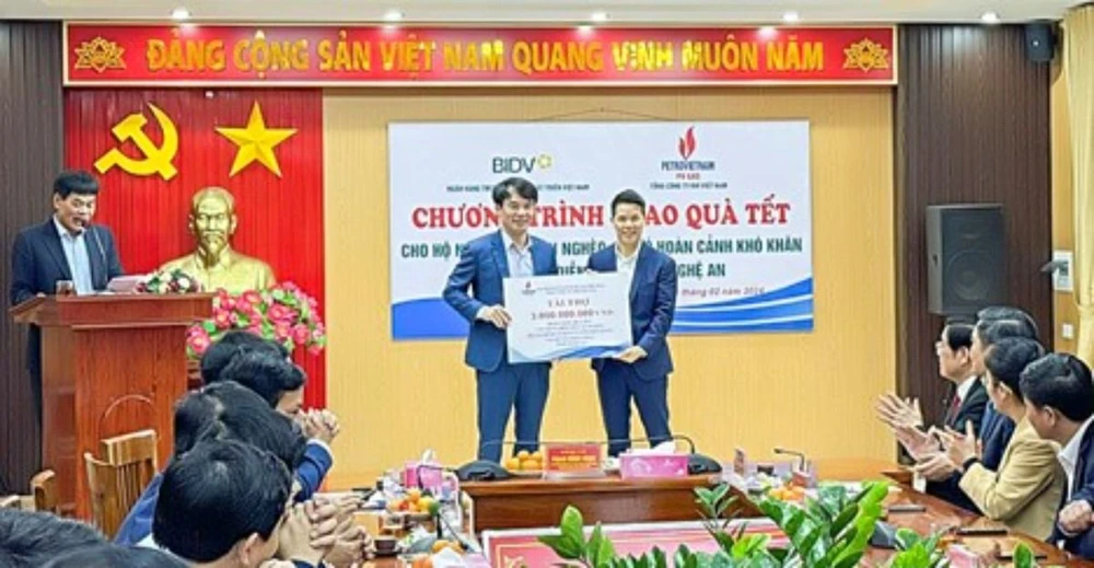 Tổng Giám đốc PV GAS trao tặng 3 tỷ đồng cho huyện Diễn Châu.jpg