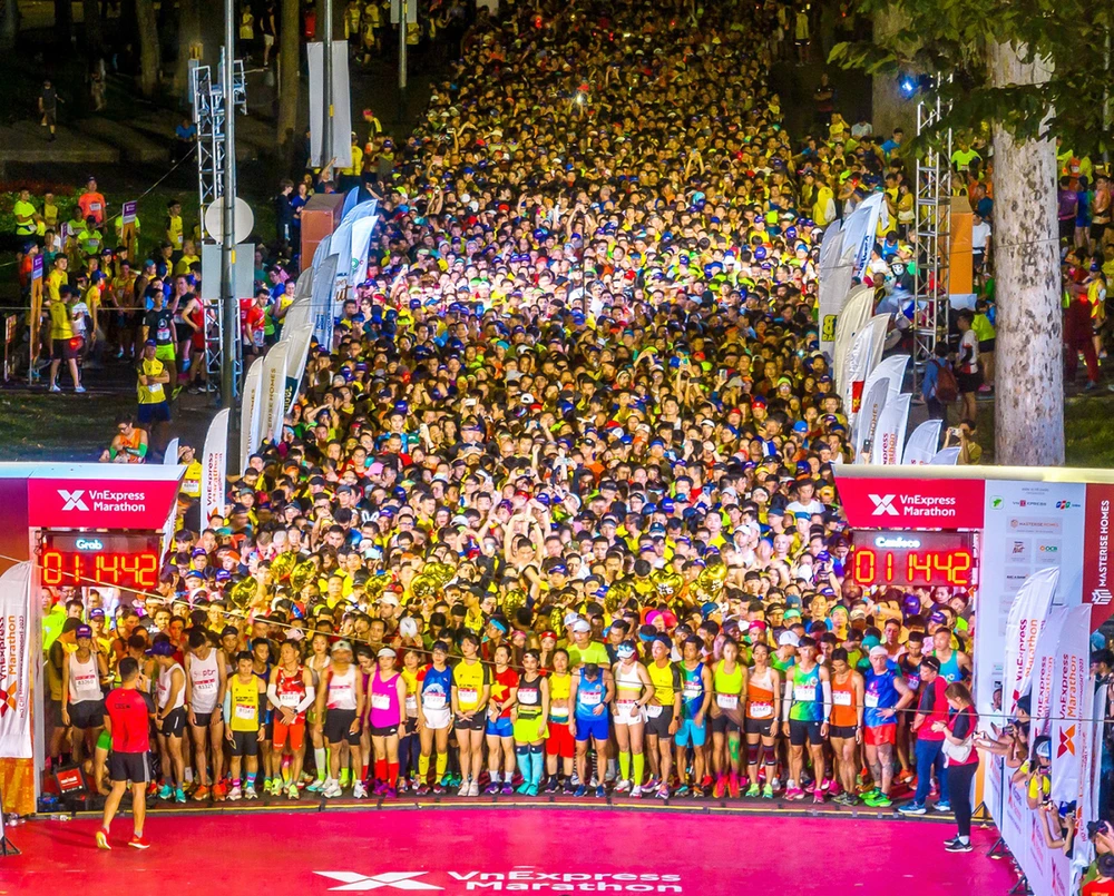 Các VĐV chuẩn bị xuất phát tại một giải VnExpress Marathon.jpg