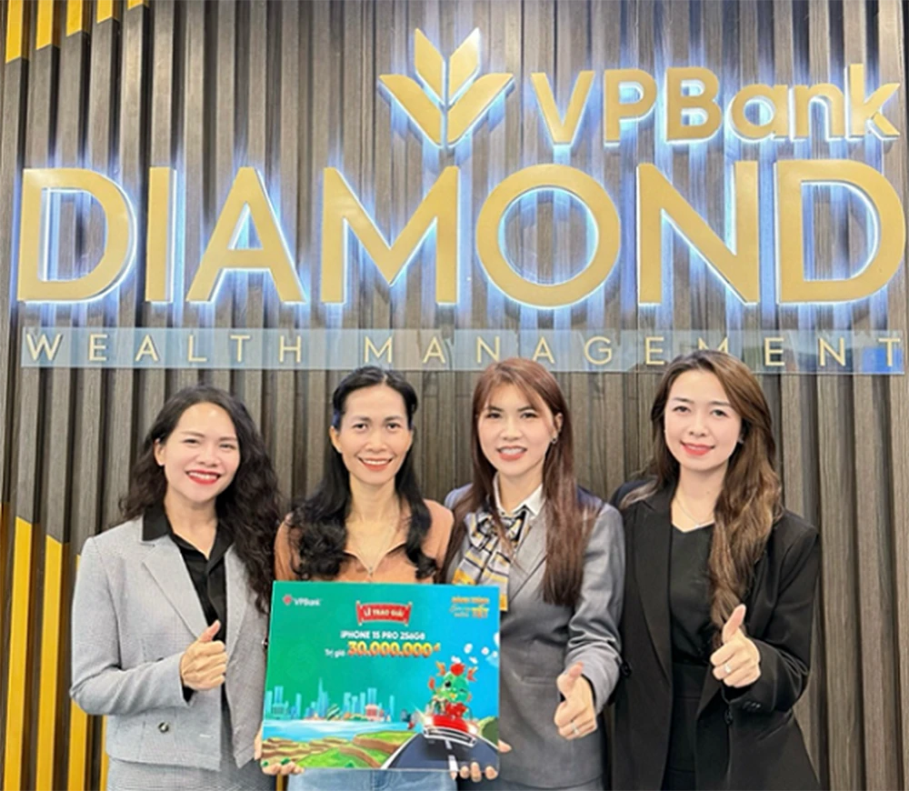 Khách hàng Huỳnh Thị Thu Hằng nhận giải điện thoại iPhone 15 Pro.png