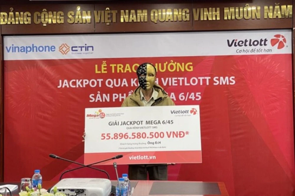 Người trúng Jackpot Mega 6/45 của các kỳ quay số thứ #01164 nhận giải trong tháng 2-2024.jpg