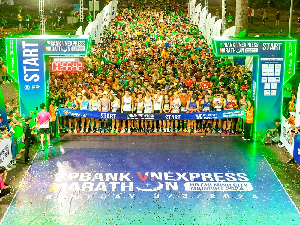 Các VĐV cự ly 42km chuẩn bị xuất phát.jpg