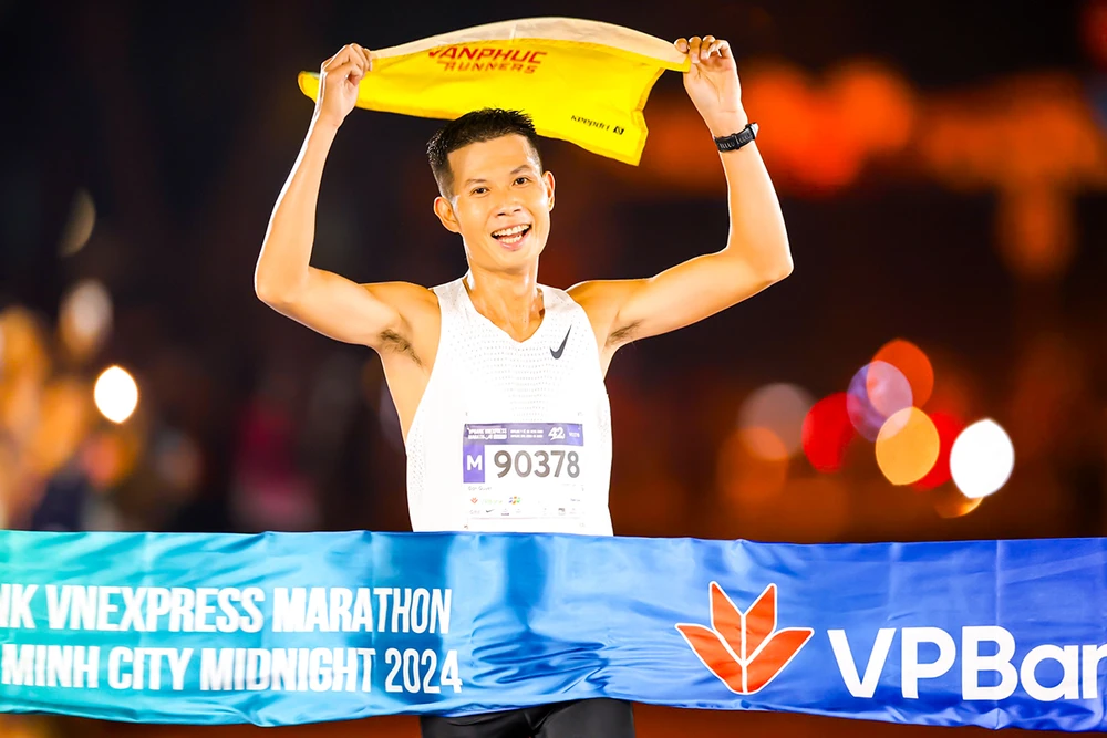 Đan Quyết giành chức vô địch cự ly 42km nam.jpg