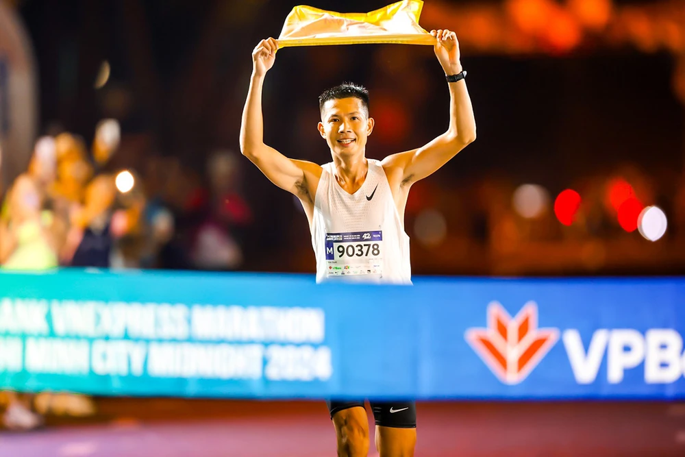 VĐV Đan Quyết vô địch ở cự ly 42km.jpg
