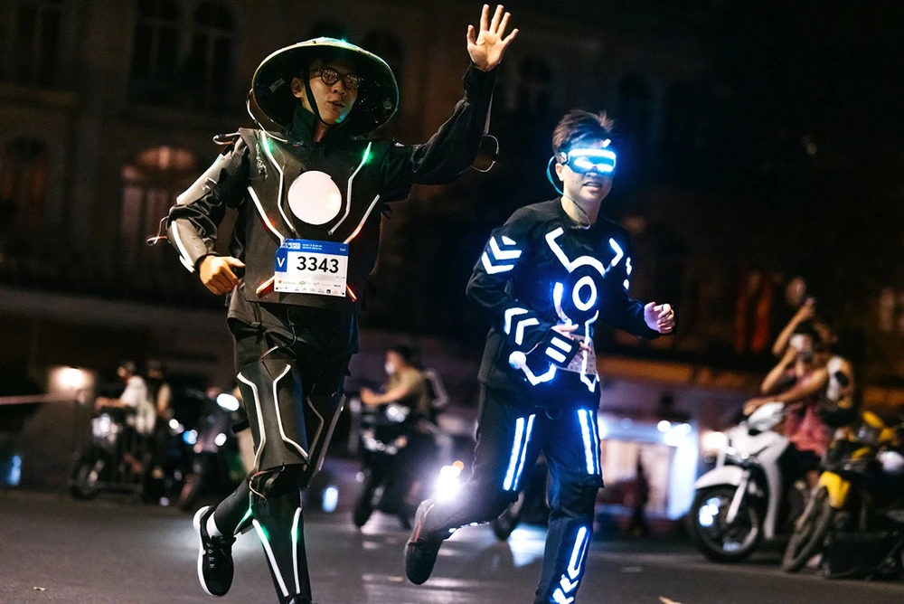 Nhiều VĐV hóa trang cùng ánh sáng đèn LED vô cùng thú vị.jpg