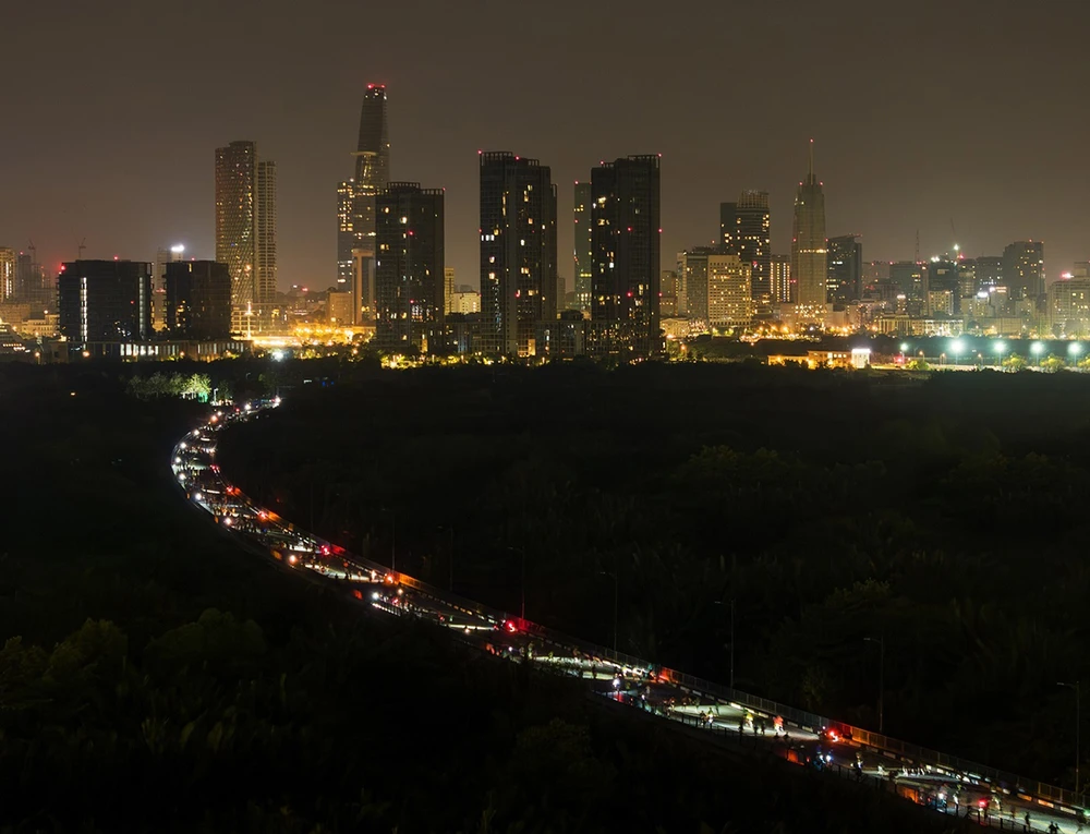 TP.HCM rực sáng trong từng bước chạy của runner.jpg