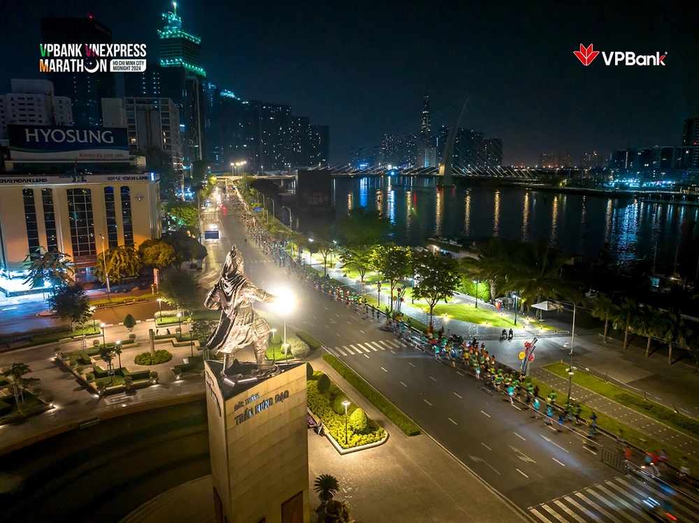 Đường Tôn Đức Thắng & cầu Ba Son rực rỡ trong màu áo của các runner. JPG