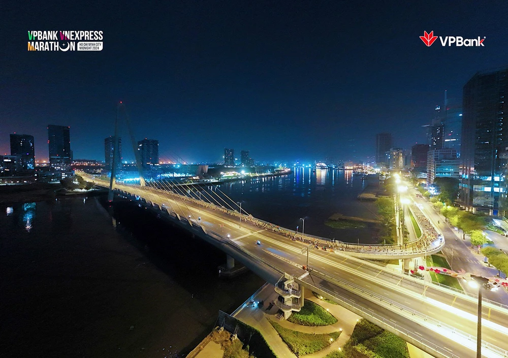 Các runner đang lên cầu Ba Son và dòng sông Sài Gòn lung linh, rực rỡ.JPG