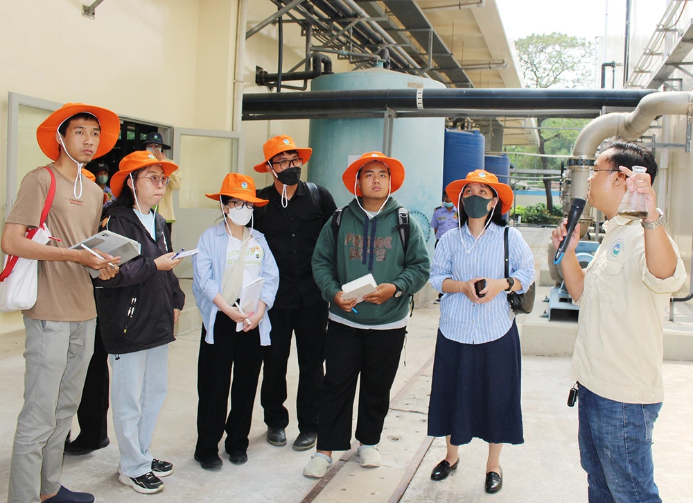 SV Trường ĐH Kiến Trúc TP.HCM tham quan dây chuyền xử lý nước rỉ rác.JPG